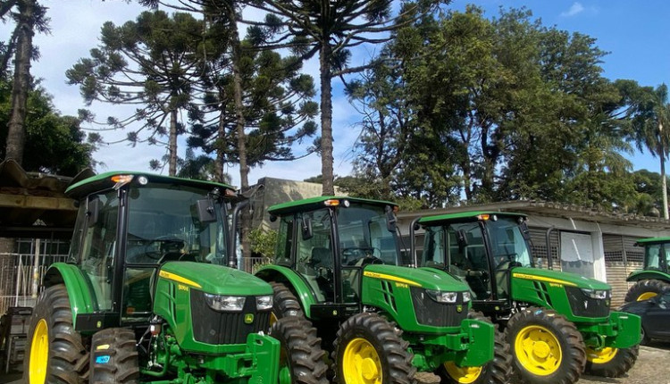 Mapa reforça modernização agrícola no Paraná com entrega de tratores a 22 municípios