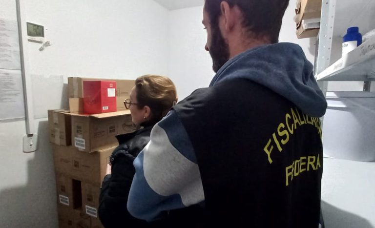 Mapa apreende mais de 1,6 mil litros de bebidas irregulares em destilaria no Paraná