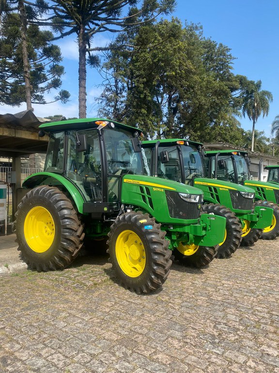 Mapa reforça modernização agrícola no Paraná com entrega de tratores a 22 municípios