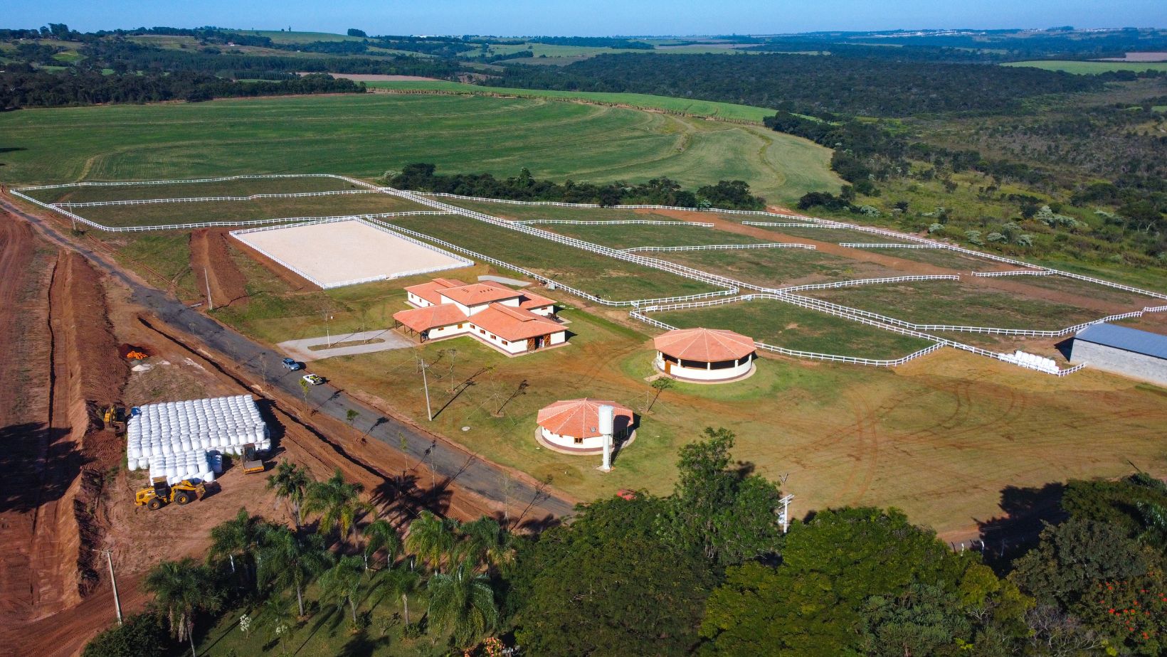 JLC Construcoes Rurais - haras completo com bais e piquetes para os cavalos 2