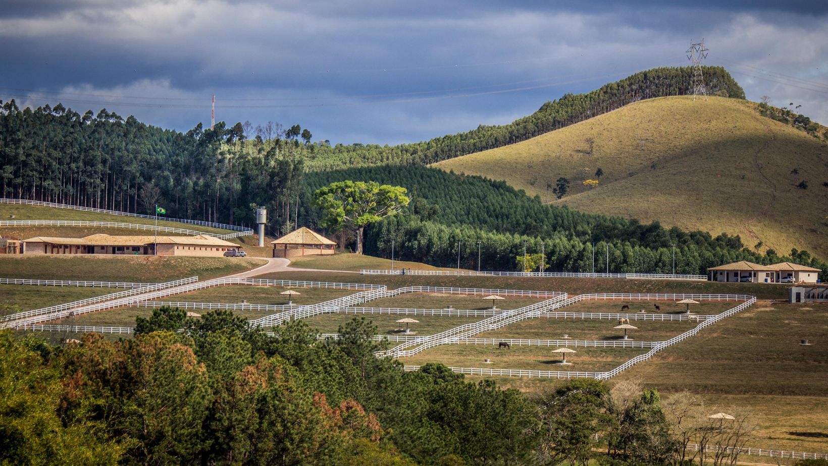 JLC Construcoes Rurais - haras completo com bais e piquetes para os cavalos