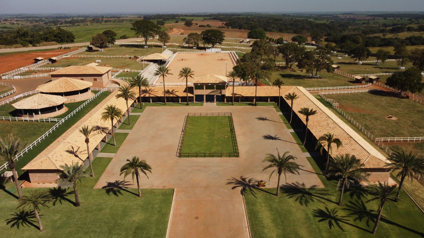 JLC Construções Rurais - haras de cinema