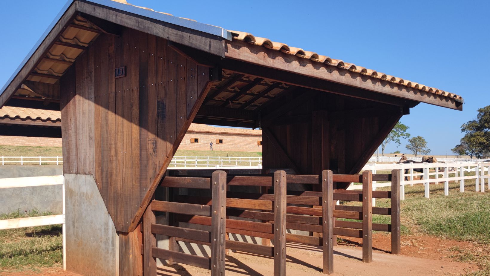 JLC Construcoes Rurais - piquetes com baias para alimentacao dos equinos