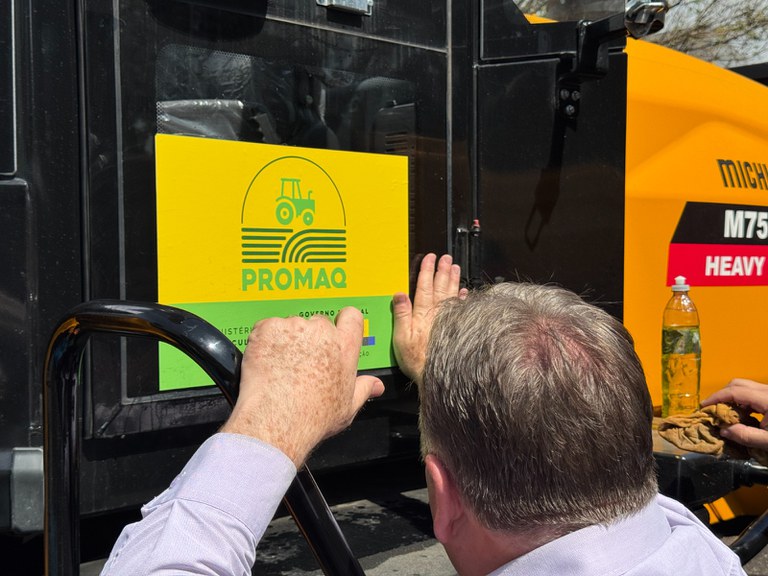 Em São Roque, Mapa entrega mais 18 máquinas do Promaq a prefeituras de SP