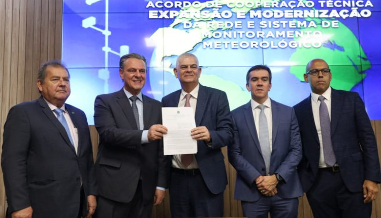 Ministro Carlos Fávaro assina acordo que garante instalação de 220 novas estações meteorológicas no País