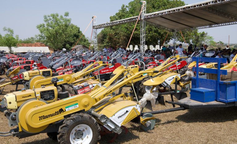 Na região Oeste de Mato Grosso, ministro Fávaro entrega máquinas e equipamentos para a agricultura familiar