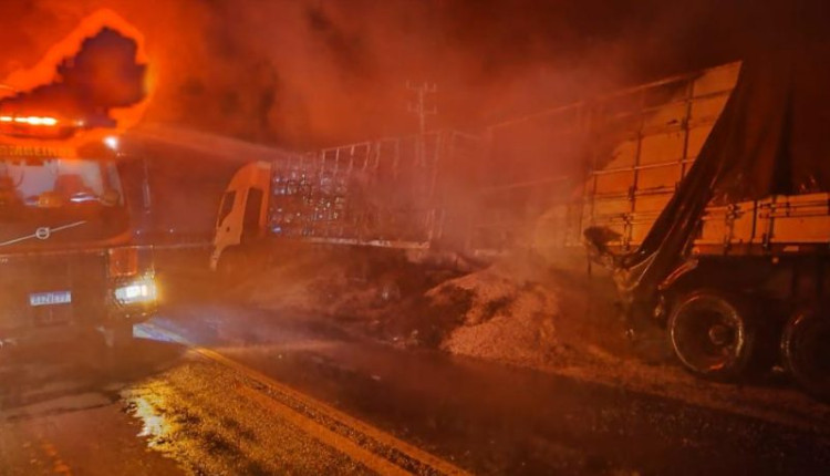Caminhão carregado de soja incendeia e bombeiros utilizam 18 mil litros de água