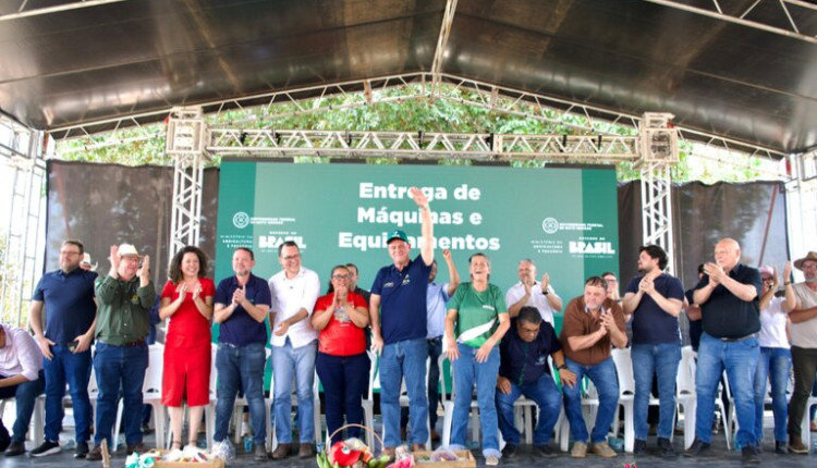 Na região Oeste de Mato Grosso, ministro Fávaro entrega máquinas e equipamentos para a agricultura familiar