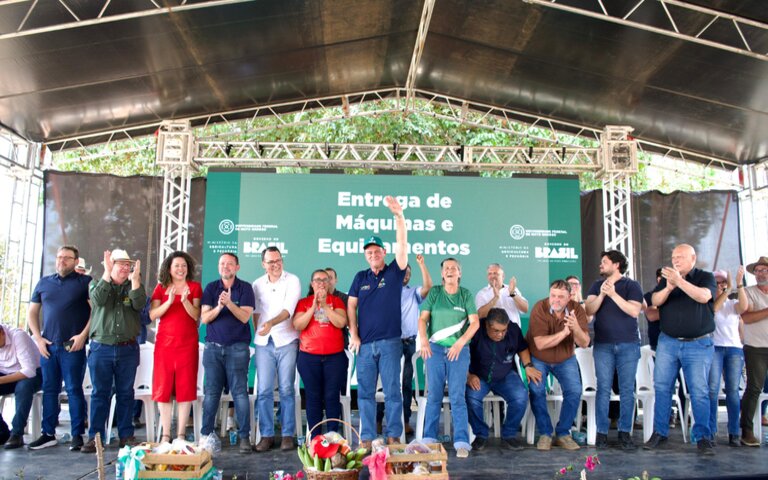 Na região Oeste de Mato Grosso, ministro Fávaro entrega máquinas e equipamentos para a agricultura familiar