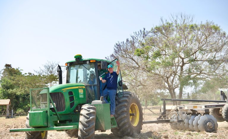 Na região Oeste de Mato Grosso, ministro Fávaro entrega máquinas e equipamentos para a agricultura familiar
