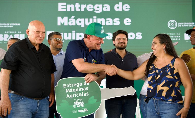 Na região Oeste de Mato Grosso, ministro Fávaro entrega máquinas e equipamentos para a agricultura familiar