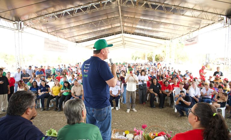 Na região Oeste de Mato Grosso, ministro Fávaro entrega máquinas e equipamentos para a agricultura familiar