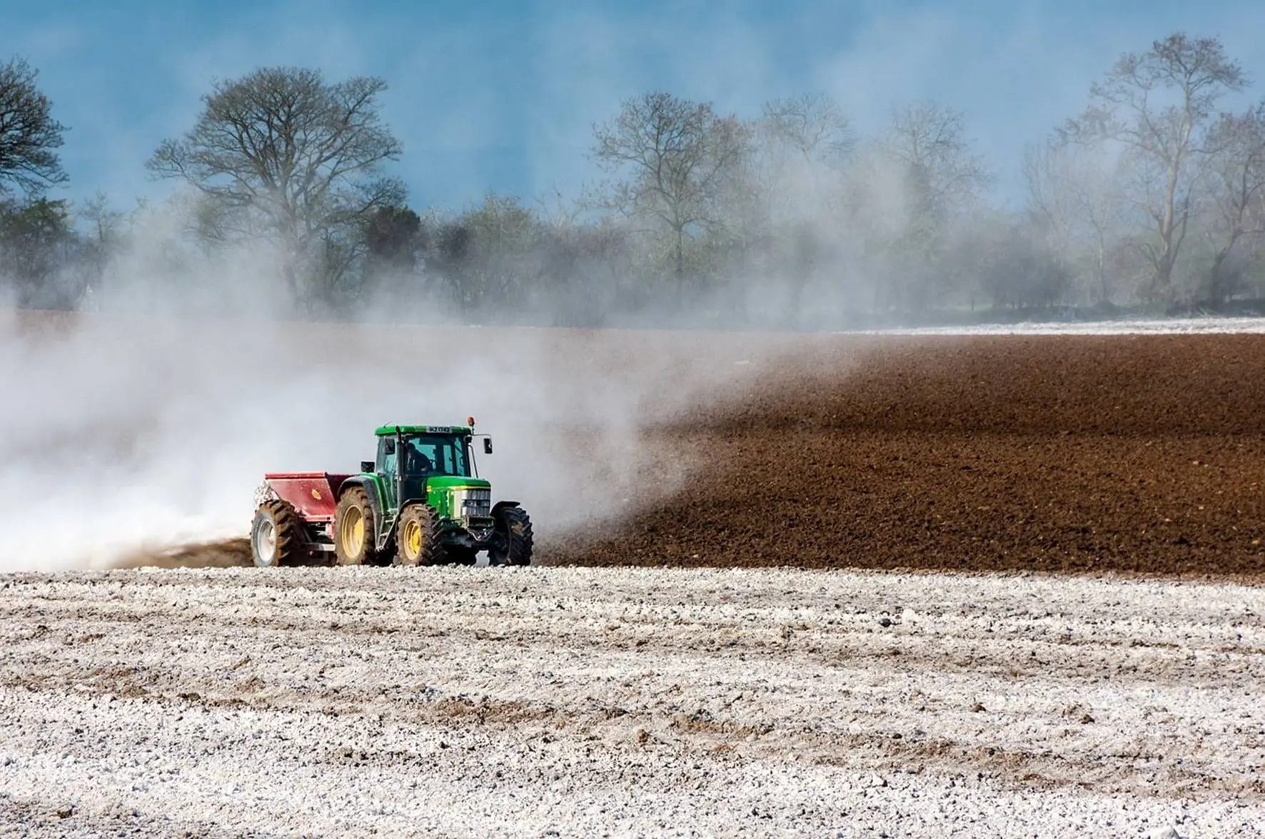 Calcário agrícola: como usar, quais as vantagens e sua eficiência no solo