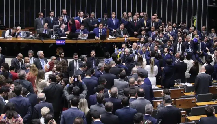 Câmara aprova urgência para projeto de anistia