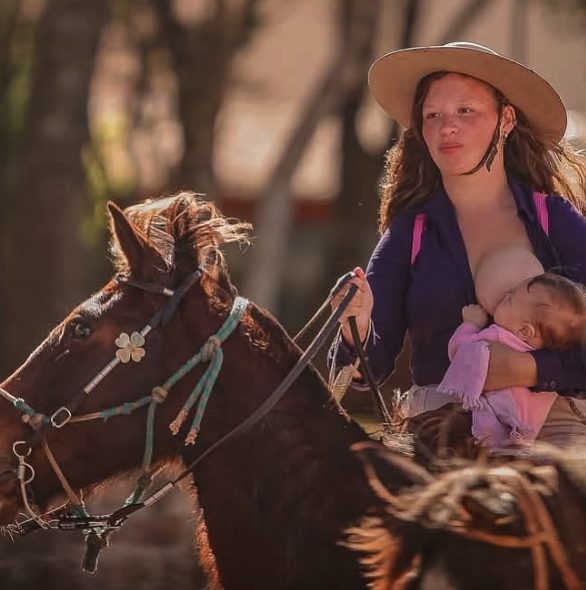 jovem mãe amamentou sua filha
