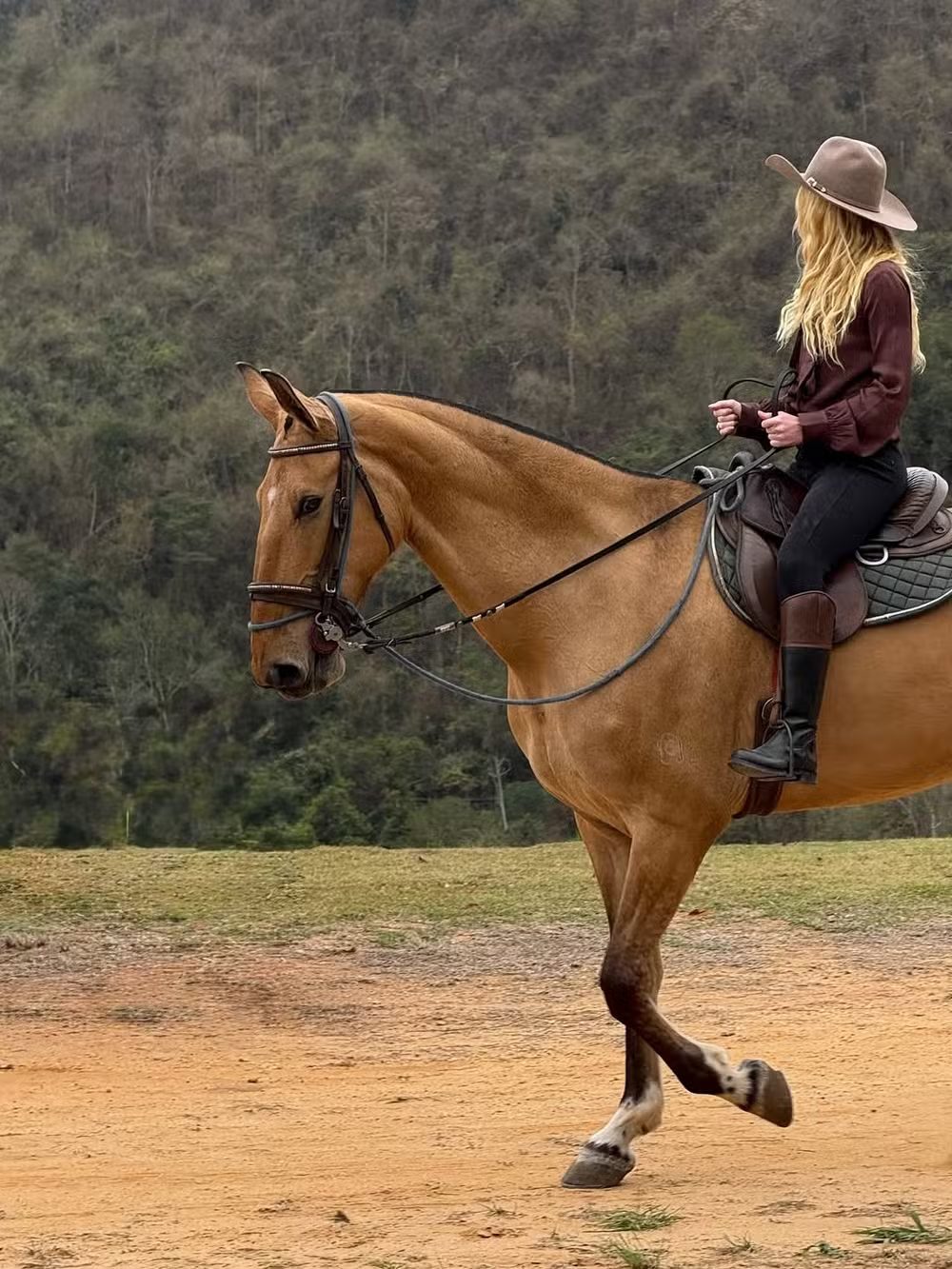 Passeio a cavalo leva Marina Ruy Barbosa a celebrar tranquilidade no agro
