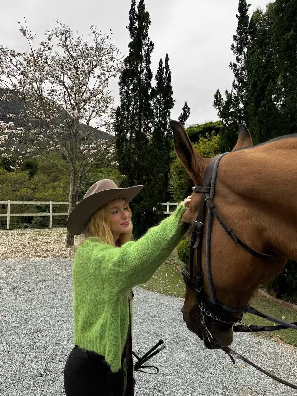 Passeio a cavalo leva Marina Ruy Barbosa a celebrar tranquilidade no agro