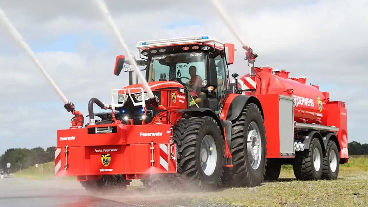 Trator de 300 cv da John Deere ganha versão adaptada para combater incêndios na Alemanha