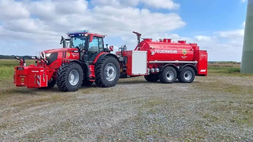 Com bomba de alta vazão, Série 6R supera alagamentos e auxilia no controle de incêndios extremo; Conheça o tator de 300 cv da John Deere que ganhou versão adaptada para bombeiros