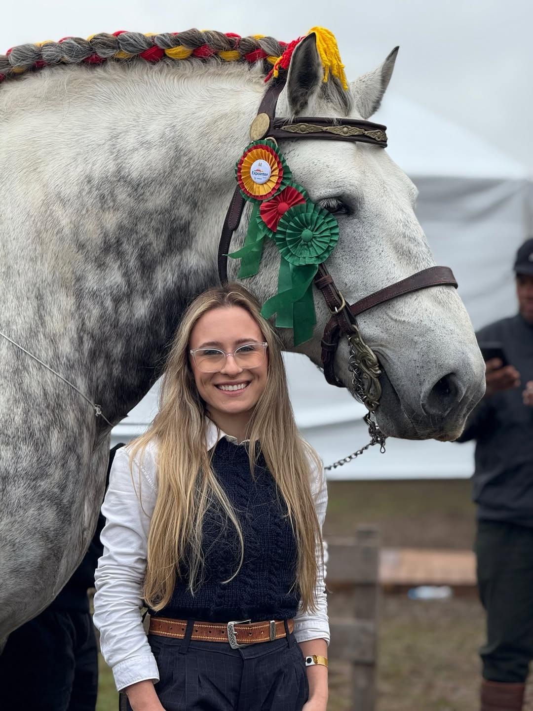 WB Baron, com 1,67 m de altura e 994 kg, o gigante tordilho negro retornou ao Parque Assis Brasil, em Esteio (RS), e saiu coroado como bicampeão, reafirmando a força e a tradição da Cabanha Henz, de Travesseiro (RS).
