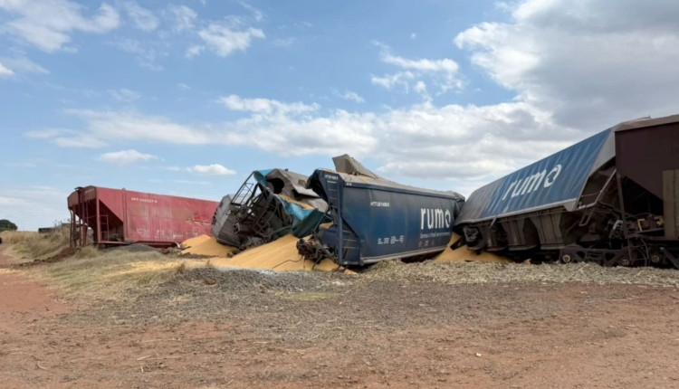 trem descarrila apos bater em caminhao canavieiro -