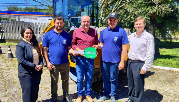 Mapa entrega 16 máquinas agrícolas para municípios catarinenses