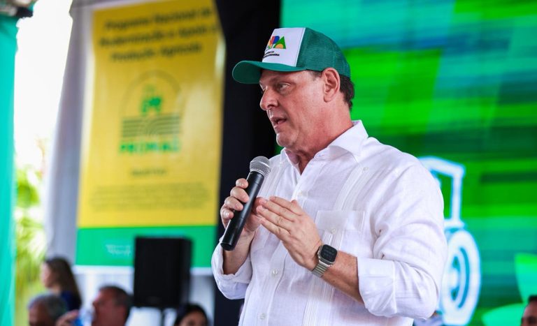 Ministros Carlos Fávaro e Renan Filho entregam máquinas agrícolas a 26 municípios de Alagoas por meio do Promaq