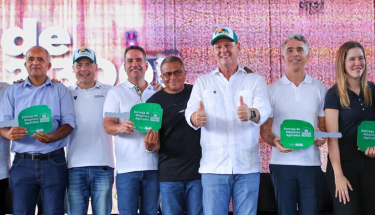 Ministros Carlos Fávaro e Renan Filho entregam máquinas agrícolas a 26 municípios de Alagoas por meio do Promaq