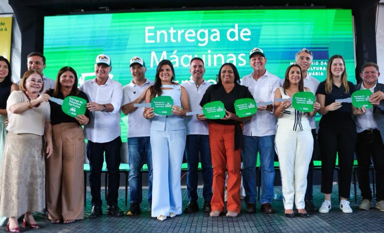 Ministros Carlos Fávaro e Renan Filho entregam máquinas agrícolas a 26 municípios de Alagoas por meio do Promaq