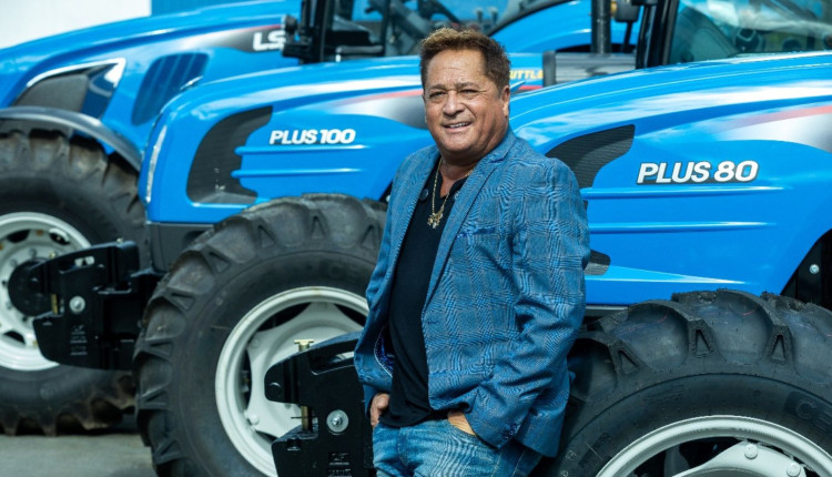 Cantor Sertanejo Leonardo com o trator da LS Tractor