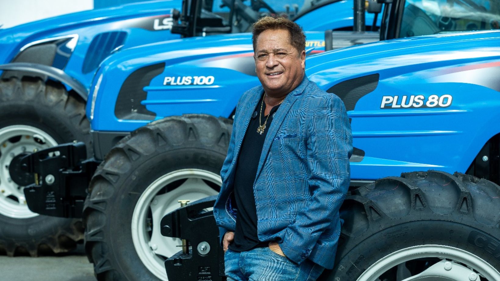 Cantor Sertanejo Leonardo com o trator da LS Tractor
