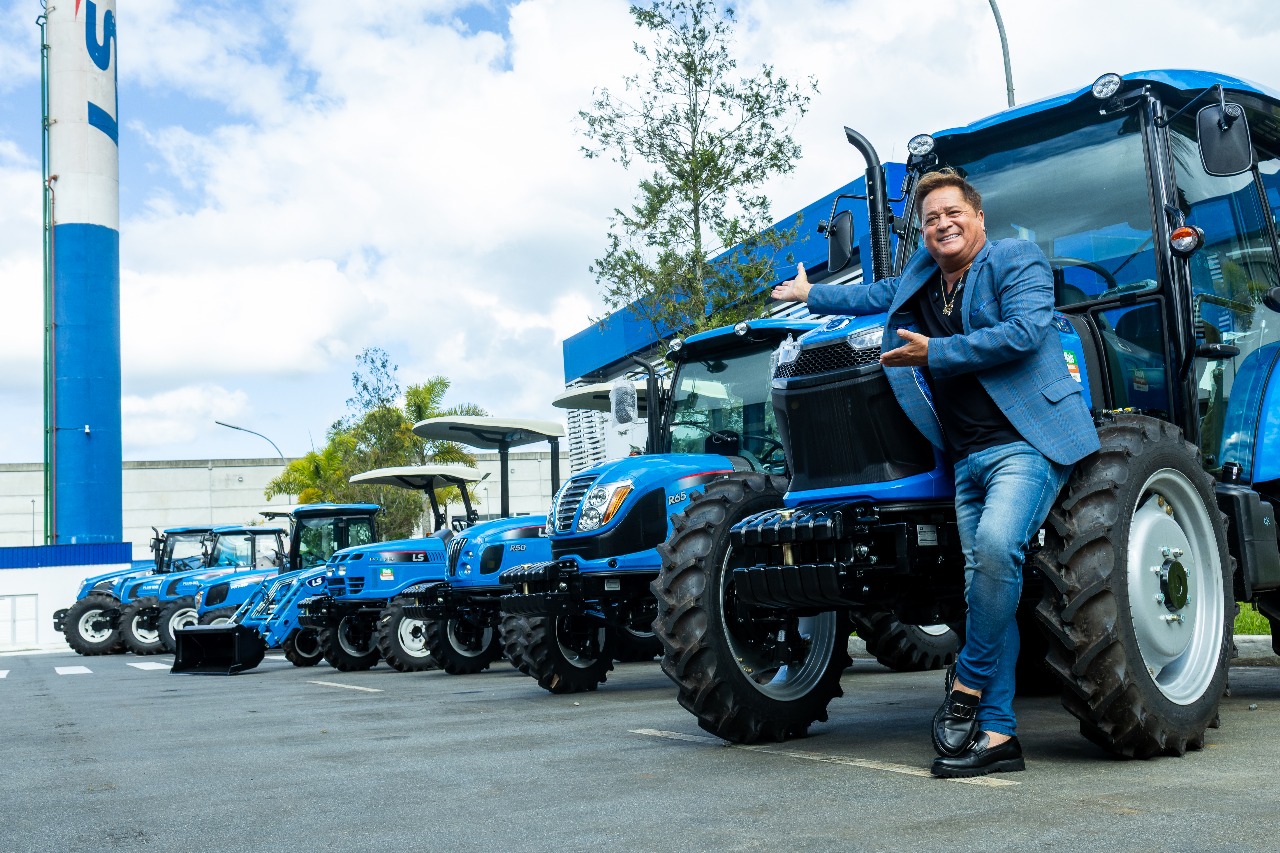 Cantor Sertanejo Leonardo com o trator da LS Tractor 2