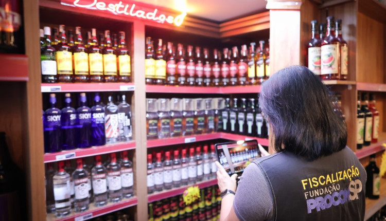 Força-tarefa do Governo de SP apreende mais de mil garrafas de bebidas com rótulos trocados em Diadema