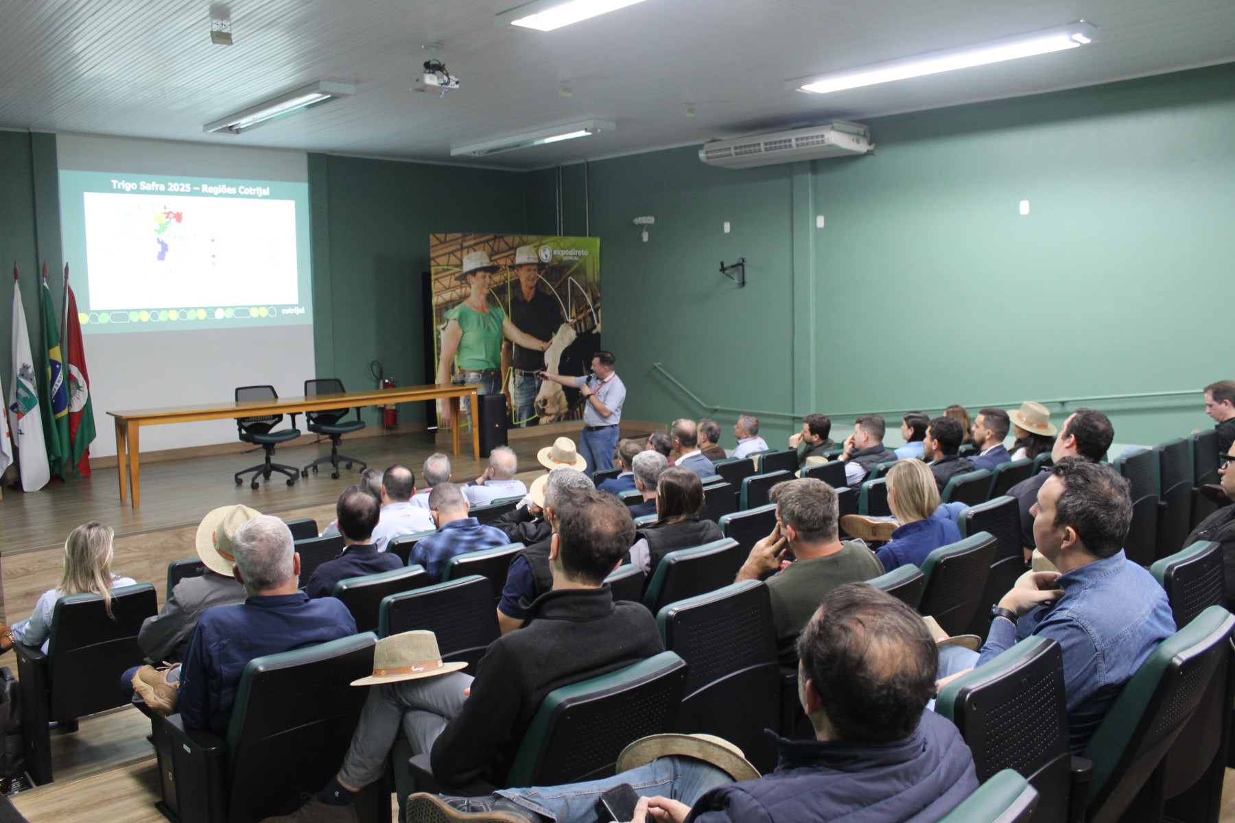 Participantes do Giro Abitrigo - Rio Grande do Sul conhecendo mais sobre o trigo da Cotrijal, em Não-Me-Toque (RS)