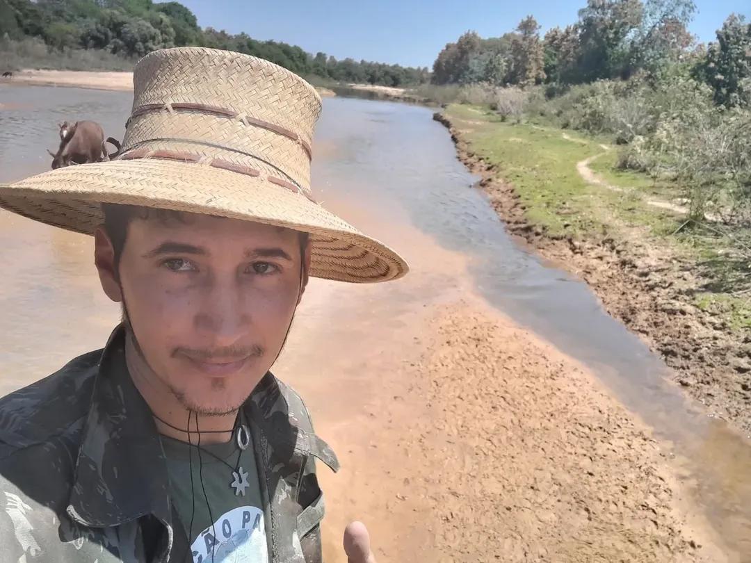 Peão é atacado por onça e resgatado de helicóptero no Pantanal; vídeo