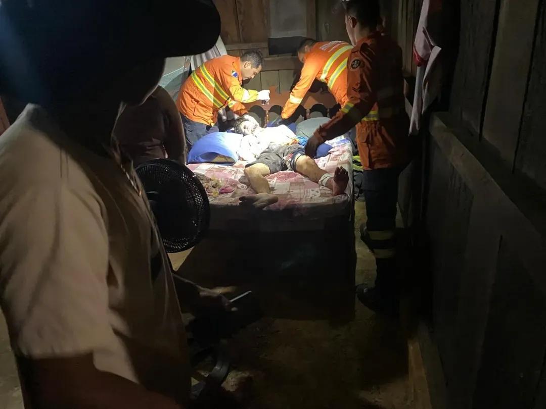 Peão é atacado por onça e resgatado de helicóptero no Pantanal; vídeo