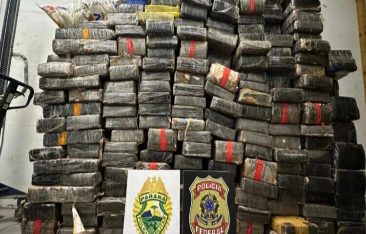 Caminhão carregado com 2 toneladas de maconha entre carga de soja é apreendido