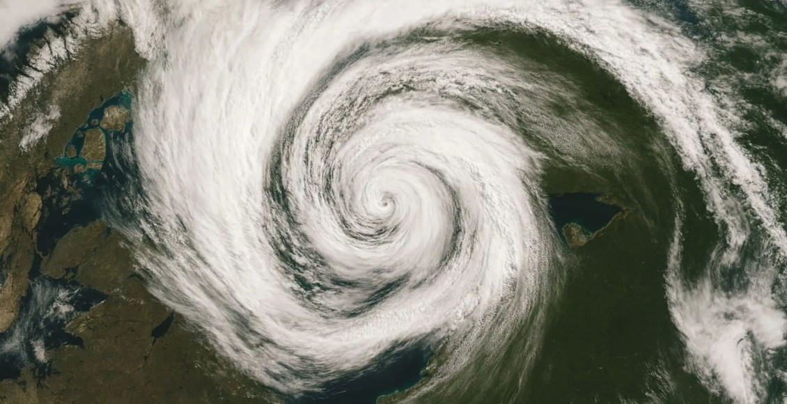 A formação de um ciclone extratropical neste sábado e deve provocar chuva forte, alagamentos e ventania em diversas regiões do país ao longe desse domingo, no Dia das Crianças; veja a previsão do tempo