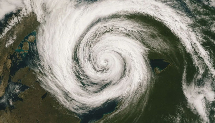 A formação de um ciclone extratropical neste sábado e deve provocar chuva forte, alagamentos e ventania em diversas regiões do país ao longe desse domingo, no Dia das Crianças; veja a previsão do tempo