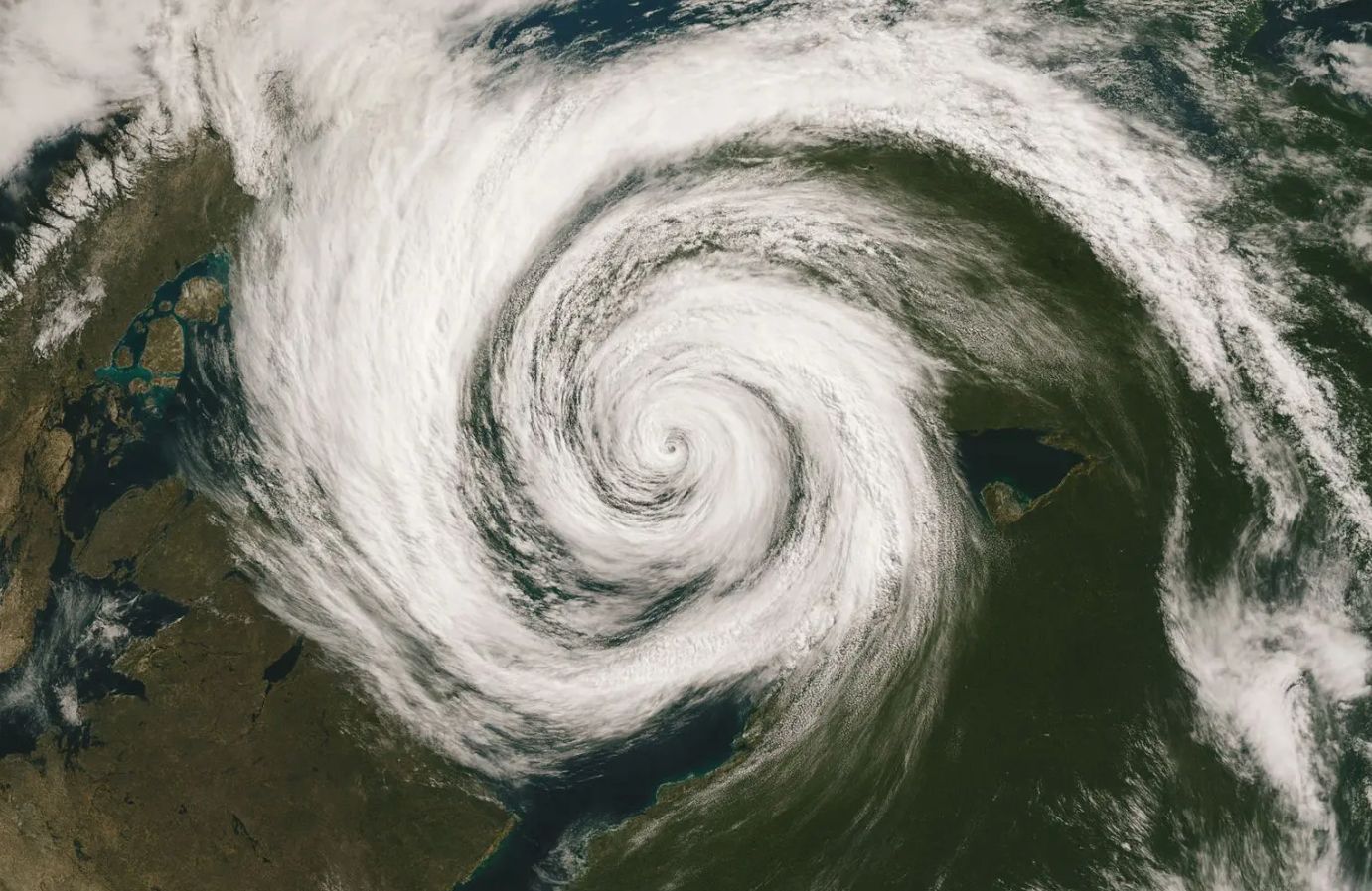 A formação de um ciclone extratropical neste sábado e deve provocar chuva forte, alagamentos e ventania em diversas regiões do país ao longe desse domingo, no Dia das Crianças; veja a previsão do tempo