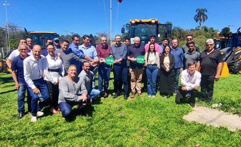 Mapa entrega 16 máquinas agrícolas para municípios catarinenses