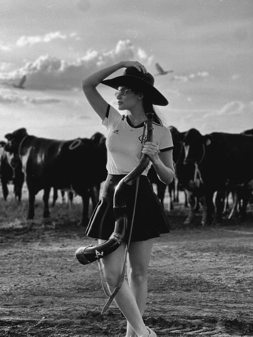 Modelo e estudante Calita Franciele mostrou nas redes sociais um passeio pela imponente fazenda do cantor, avaliada em R$ 800 milhões, e encantou o público ao aparecer em meio ao gado com um berrante nas mãos.