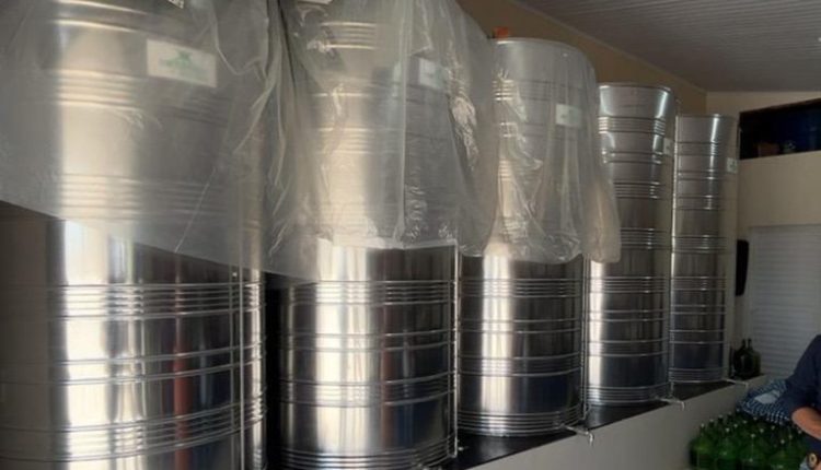 Mapa intensifica ações e apreende 75 mil litros de cachaça clandestina na região de Criciúma (SC)