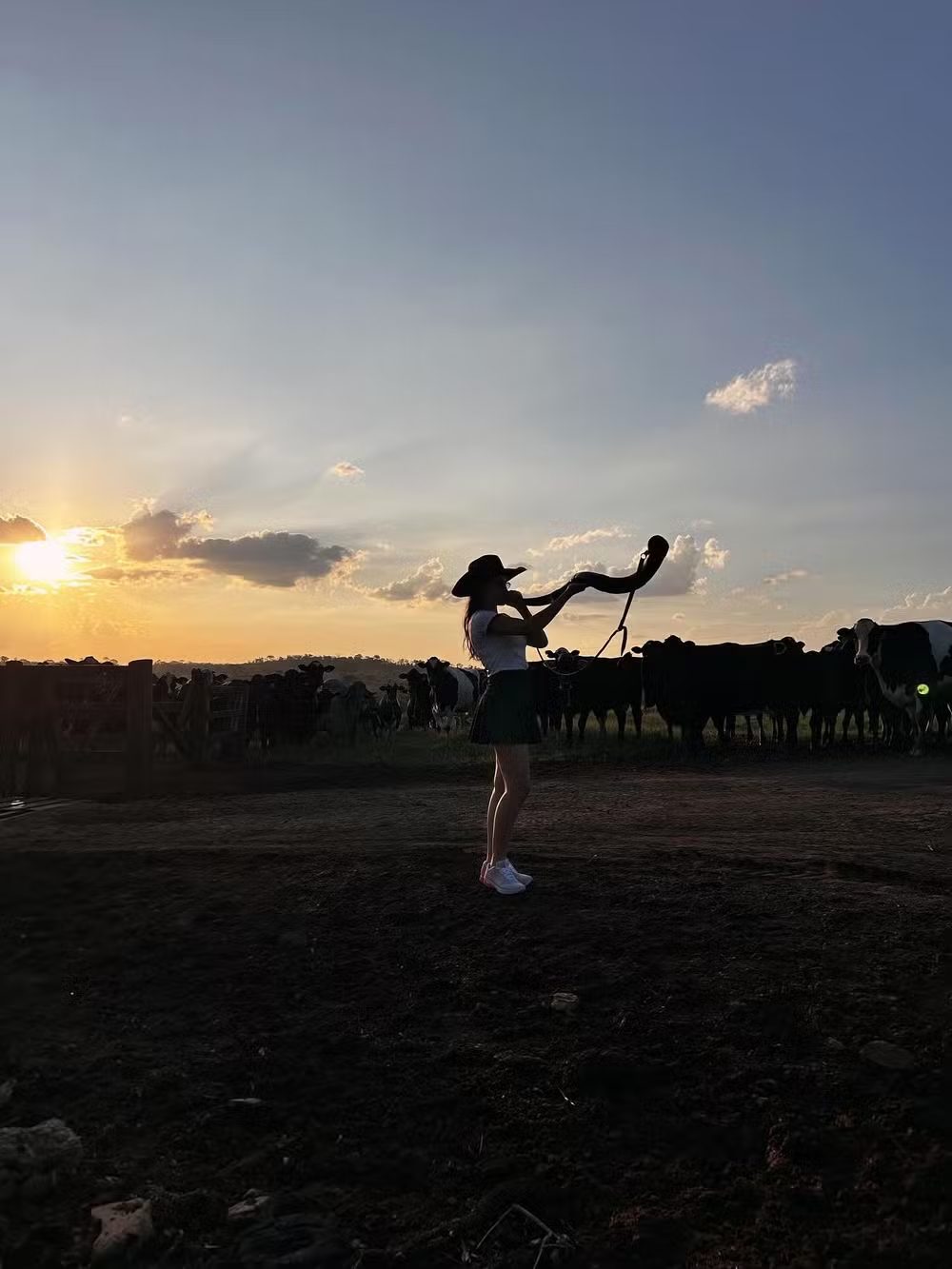 Modelo e estudante Calita Franciele mostrou nas redes sociais um passeio pela imponente fazenda do cantor, avaliada em R$ 800 milhões, e encantou o público ao aparecer em meio ao gado com um berrante nas mãos.