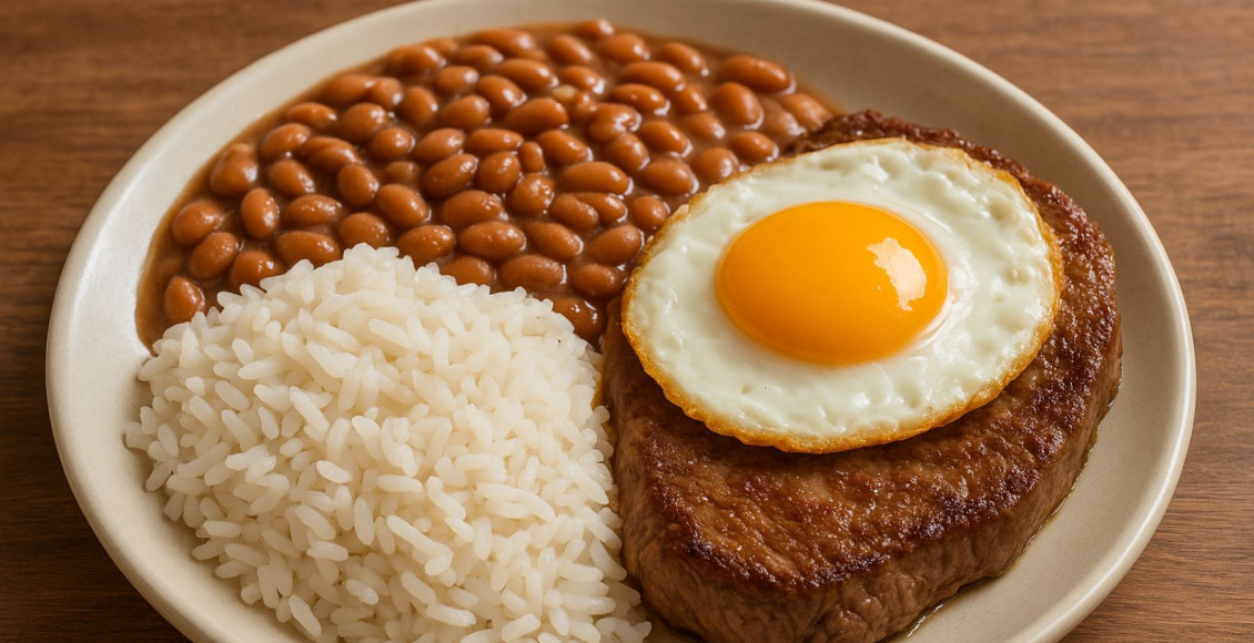 um belo prato feito com bife a cavalo - arroz e feijao