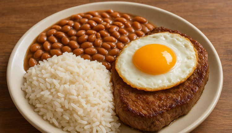 um belo prato feito com bife a cavalo - arroz e feijao
