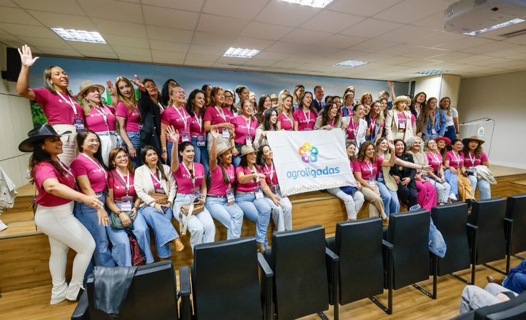 Ministro Carlos Fávaro recebe movimento Agroligadas e reforça diálogo com mulheres do agro