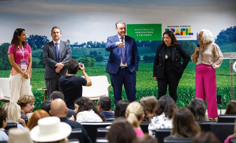 Ministro Carlos Fávaro recebe movimento Agroligadas e reforça diálogo com mulheres do agro