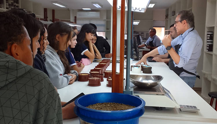 “Vivenciando a Prática: Café” conecta estudantes à cadeia exportadora do produto