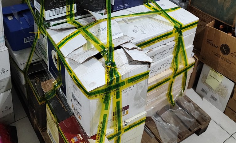 Mapa apreende mais de 300 garrafas de vinho irregulares em Balneário Camboriú